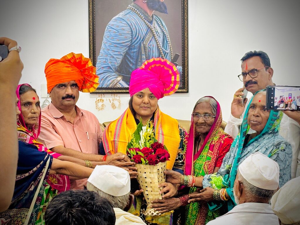 अतिवृष्टी अनुदान मिळवून दिल्याबद्दल अनिल जगताप यांचा त्यांच्या मुळ गावी भातागळी येथे भव्य सत्कार