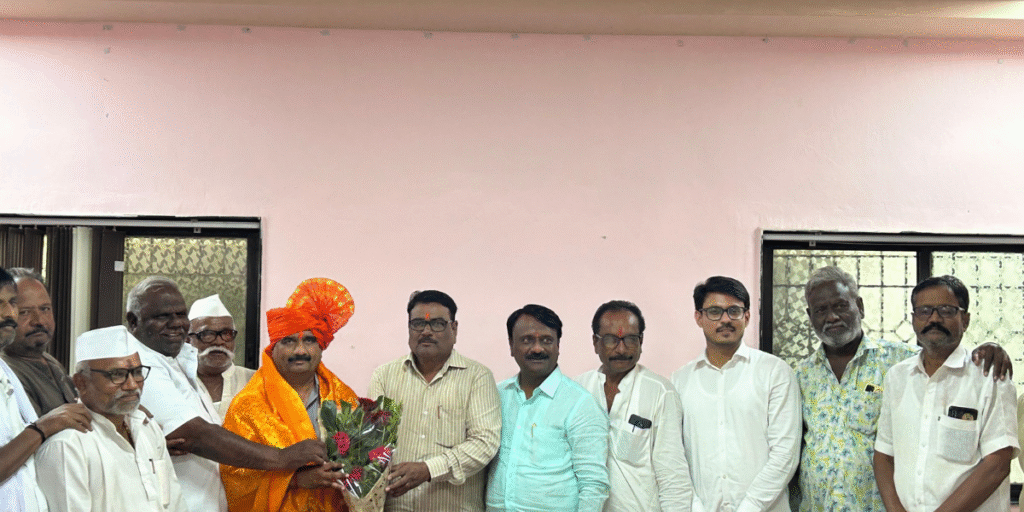 सामाजिक कार्यकर्ते अनिल जगताप यांचा लोकप्रिय आमदार प्रवीण स्वामी यांच्या हस्ते सत्कार
